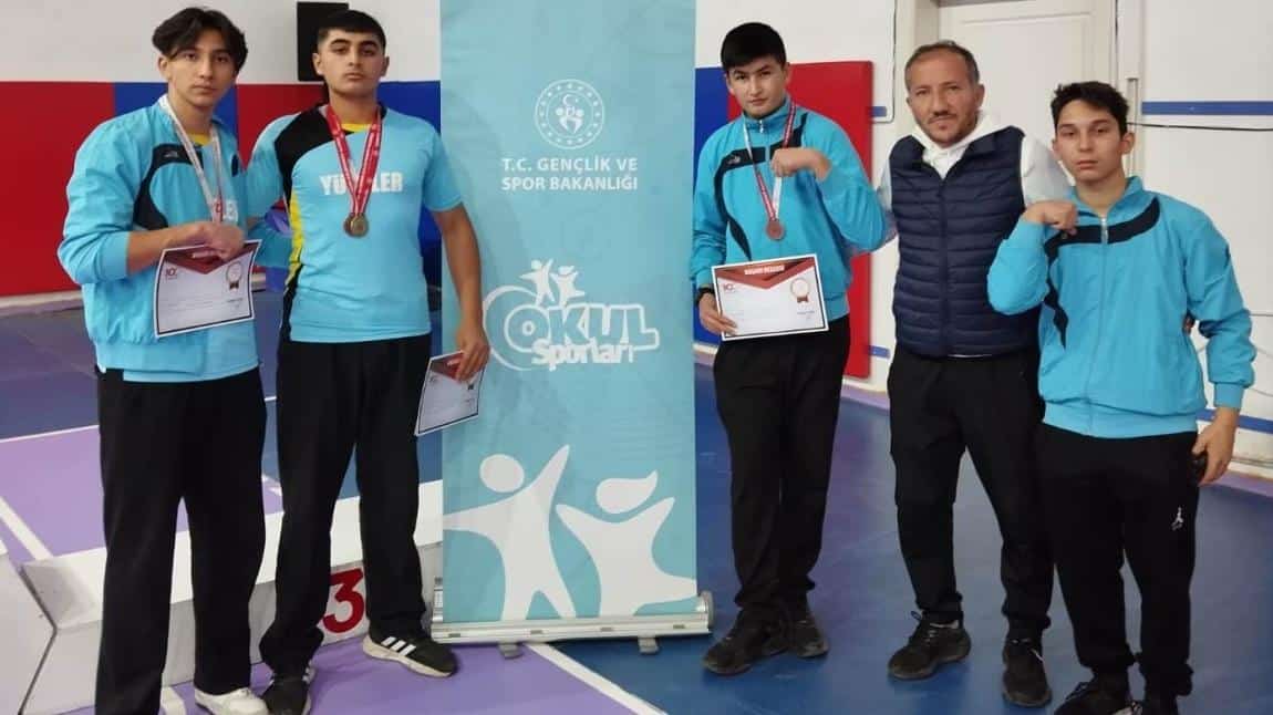 Sivas İl Bilek Güreşi Turnuvasında Bir Altın Üç Bronz Madalya Aldık